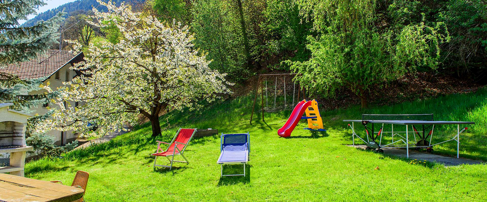 Spielplatz mit Liegewiese